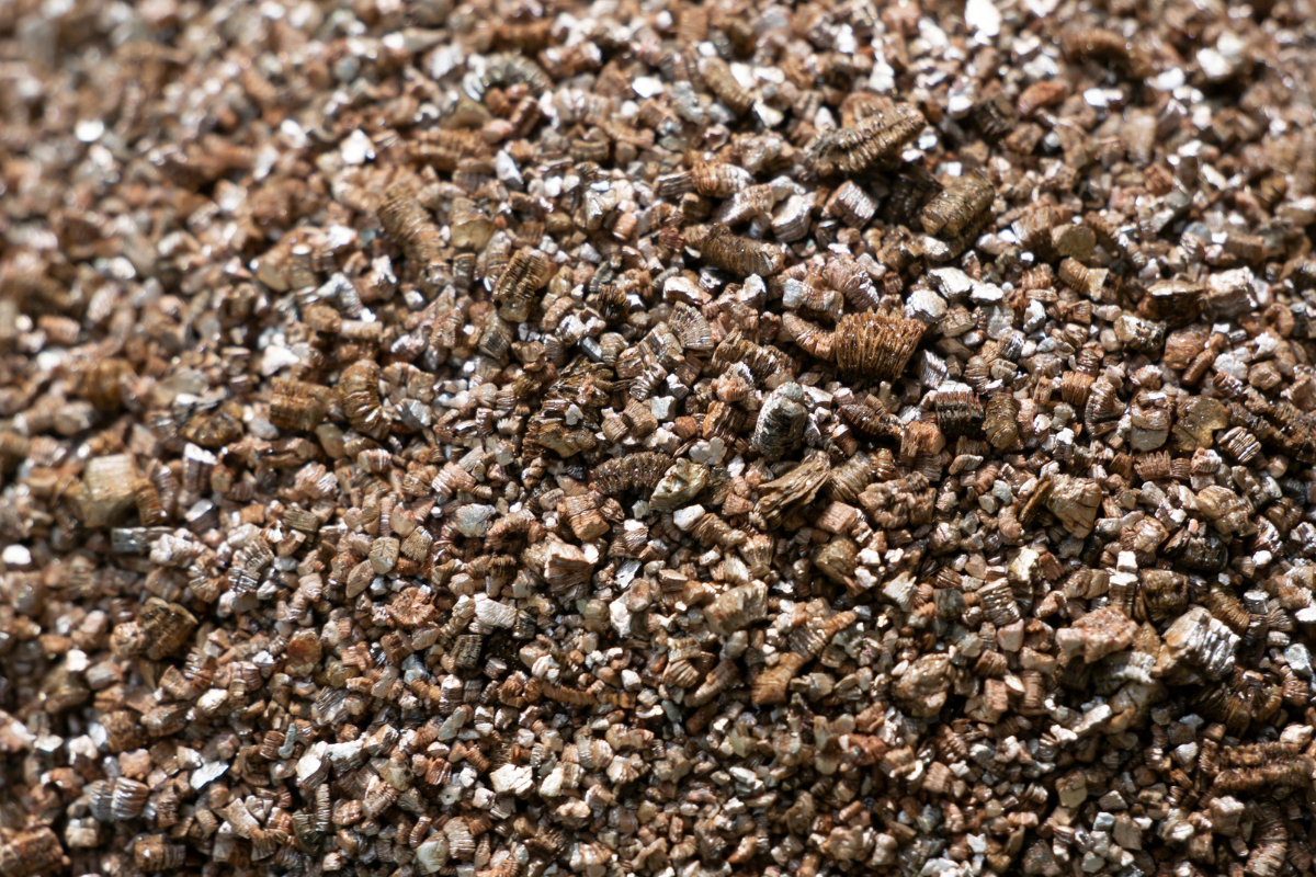 Vermiculite marrone dorata con granuli leggeri e lamellari, distribuiti uniformemente su tutta la superficie.