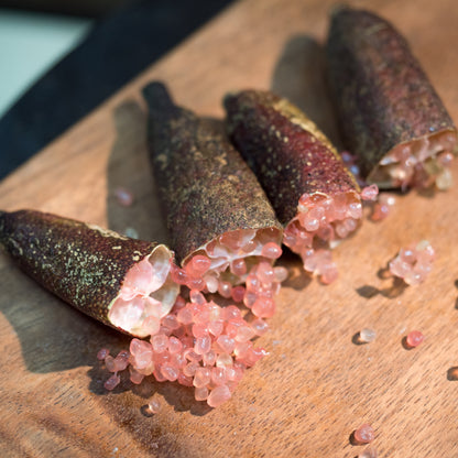Dettaglio di limone caviale rosa tagliati